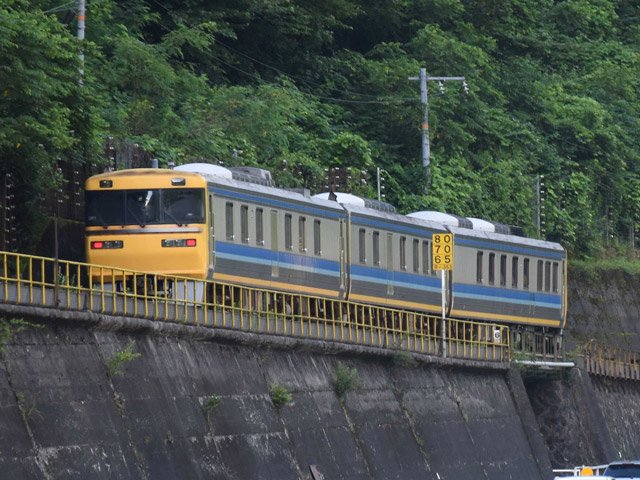 ＪＲ高山線を走るキヤ９５系＝下呂市小坂町門坂