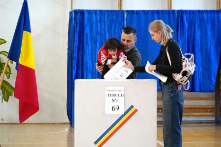 　１８日、ルーマニア大統領選決選投票の投票をする有権者＝ブカレスト（共同）