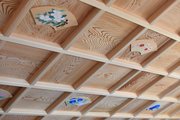 故長縄士郎さんが描いたヒノキの扇面が取り付けられた天井＝下呂市森、出雲大社飛騨教会
