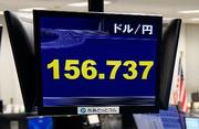 　１ドル＝１５６円台を付けた円相場を示すモニター＝１日午前、東京都港区の外為どっとコム