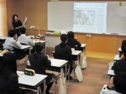 首里城焼失の記事に関連し、白川郷火災に備えた放水訓練の記事を取り上げた授業＝同