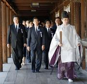 　参拝を終えた「みんなで靖国神社に参拝する国会議員の会」のメンバー＝１５日午前１０時２４分、東京・九段北の靖国神社