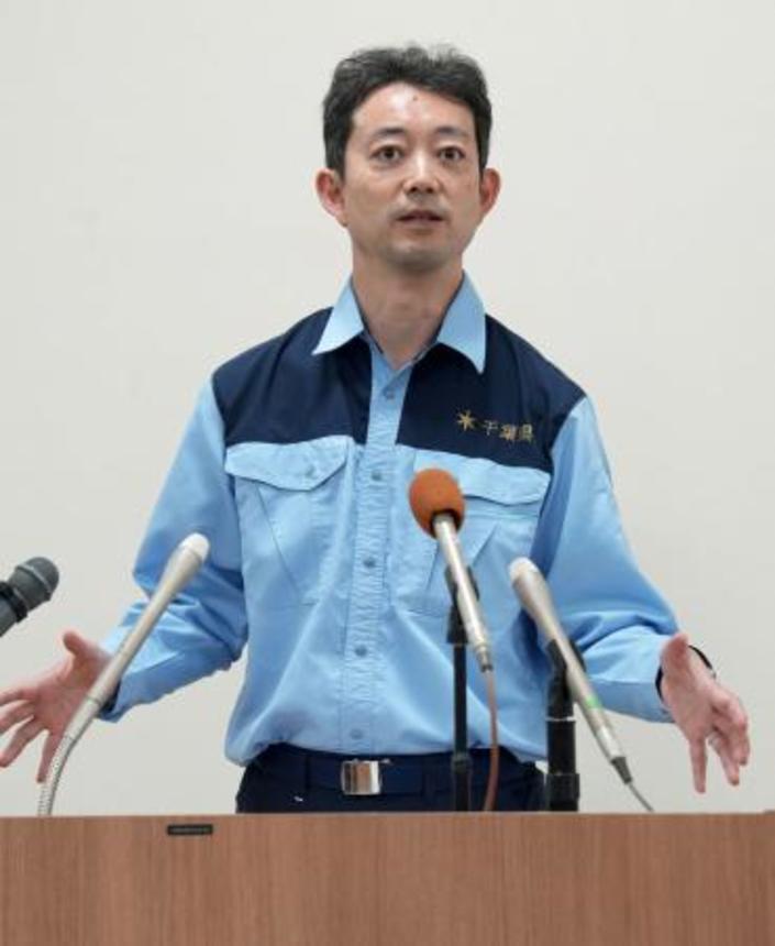 　８月の豪雨や９月の台風２５号の影響で半壊した住宅の修繕費などに支援金を支給する方針を明らかにした千葉県の熊谷俊人知事＝１９日午後、千葉県酒々井町役場
