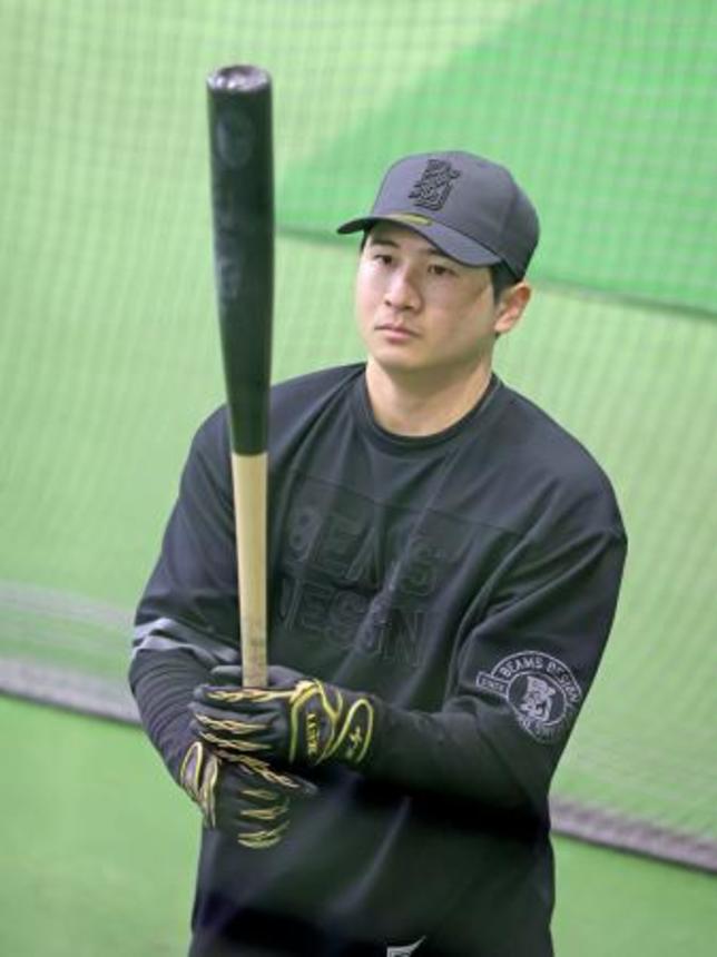 　練習を公開した巨人の泉口＝川崎市のジャイアンツ球場