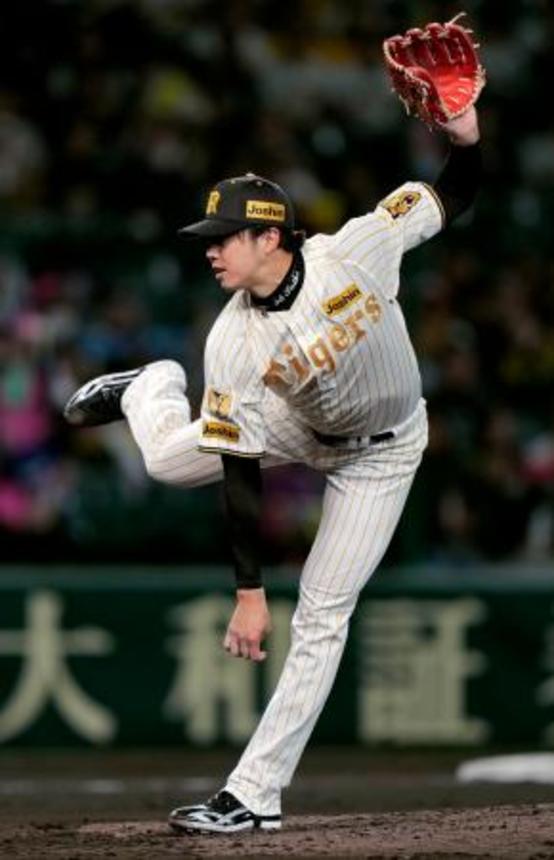 　８回、ヤクルトのサンタナから見逃し三振を奪い、セ・リーグ記録に並ぶ１６奪三振を達成した阪神・才木＝甲子園