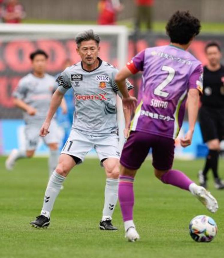 　藤枝―福島　前半、プレーする福島・三浦＝藤枝サ