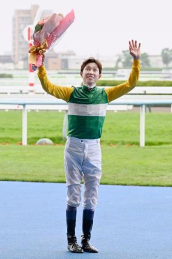 　デビュー４０年目で「通算５千勝」に到達し、歓声に応える武豊騎手＝函館競馬場