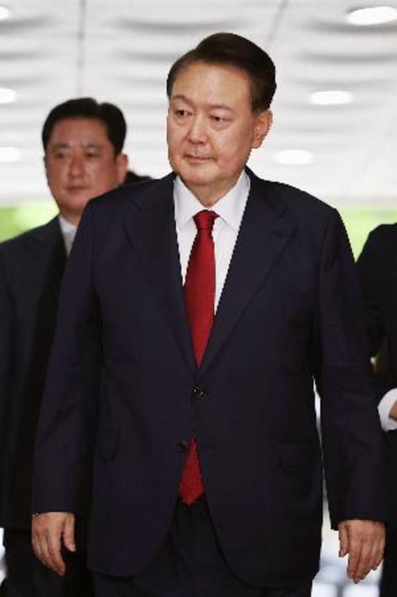 　逮捕状発付の審査のため、ソウル中央地裁に到着した韓国の尹錫悦前大統領＝９日（共同）