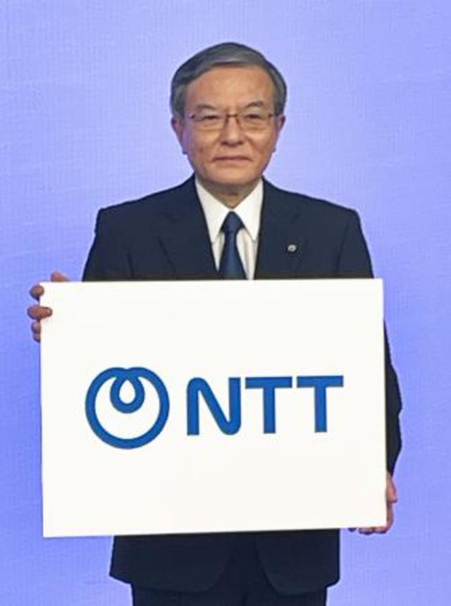 　正式な社名を「日本電信電話」から「ＮＴＴ」に変更すると発表した島田明社長＝５月、東京都千代田区