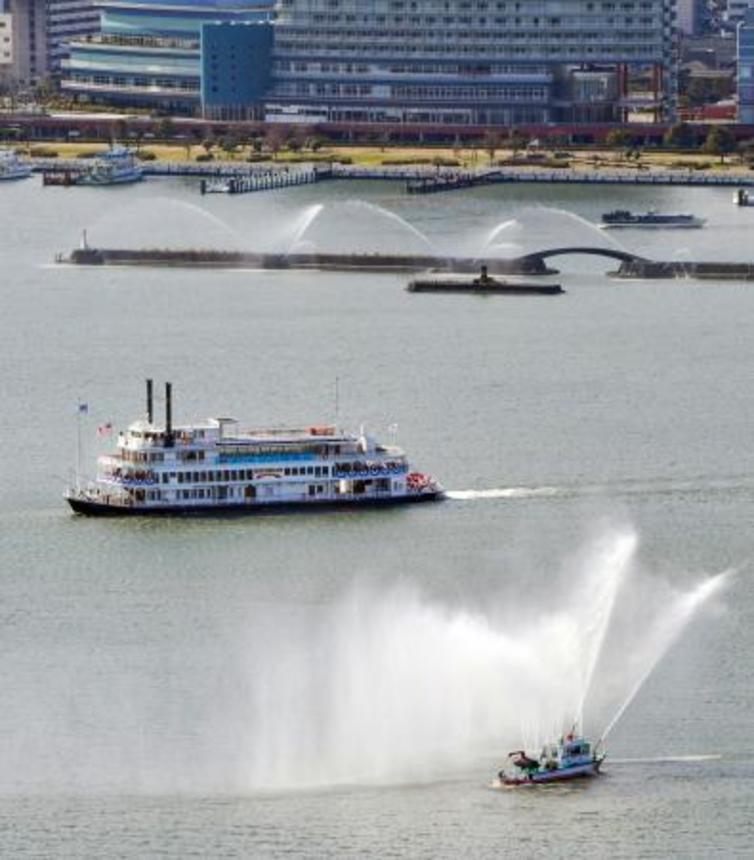 　遊覧船などが湖上をパレードした「びわ湖開き」＝７日午前、大津市沖（共同通信社ヘリから）