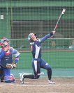 東海理化×大垣ミナモＳＣ＝５回裏大垣ミナモ１死満塁、満塁弾を放つ近本＝大垣北公園
