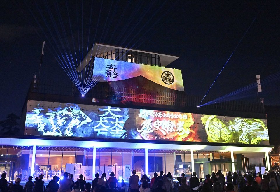 新型コロナウイルス感染対策で見送られていた「大関ケ原祭２０２２」が３年ぶりに開幕。プロジェクションマッピングで映し出される歴史絵巻に来場者が酔いしれた＝８日午後８時１４分、不破郡関ケ原町、岐阜関ケ原古戦場記念館