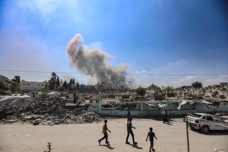 　ガザ北部ガザ市近郊で、イスラエル軍による攻撃後に上がる煙＝２３日（ゲッティ＝共同）