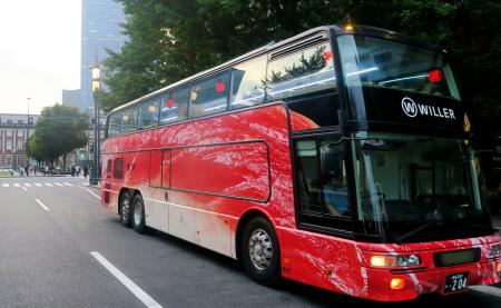 　車体にすしネタをあしらった「すしバス」の外観＝６日、東京駅前