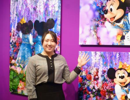 　写真展を鑑賞した女子ゴルフの竹田麗央＝１８日、東京都港区（（Ｃ）Ｄｉｓｎｅｙ）