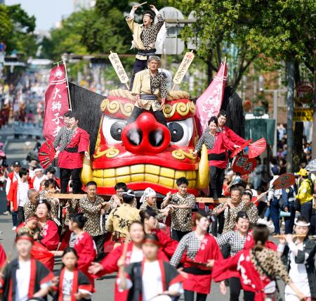 　開幕した「博多どんたく港まつり」で練り歩く参加者＝３日午後、福岡市