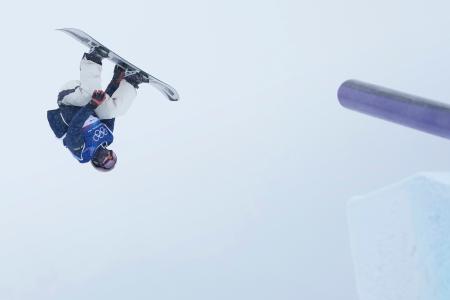 　スロープスタイルの試合会場で調整する木村葵来＝リビーニョ（共同）