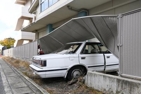 　乗用車が高校のフェンスを突き破った岡山市中区の事故現場＝３日午後１時１分