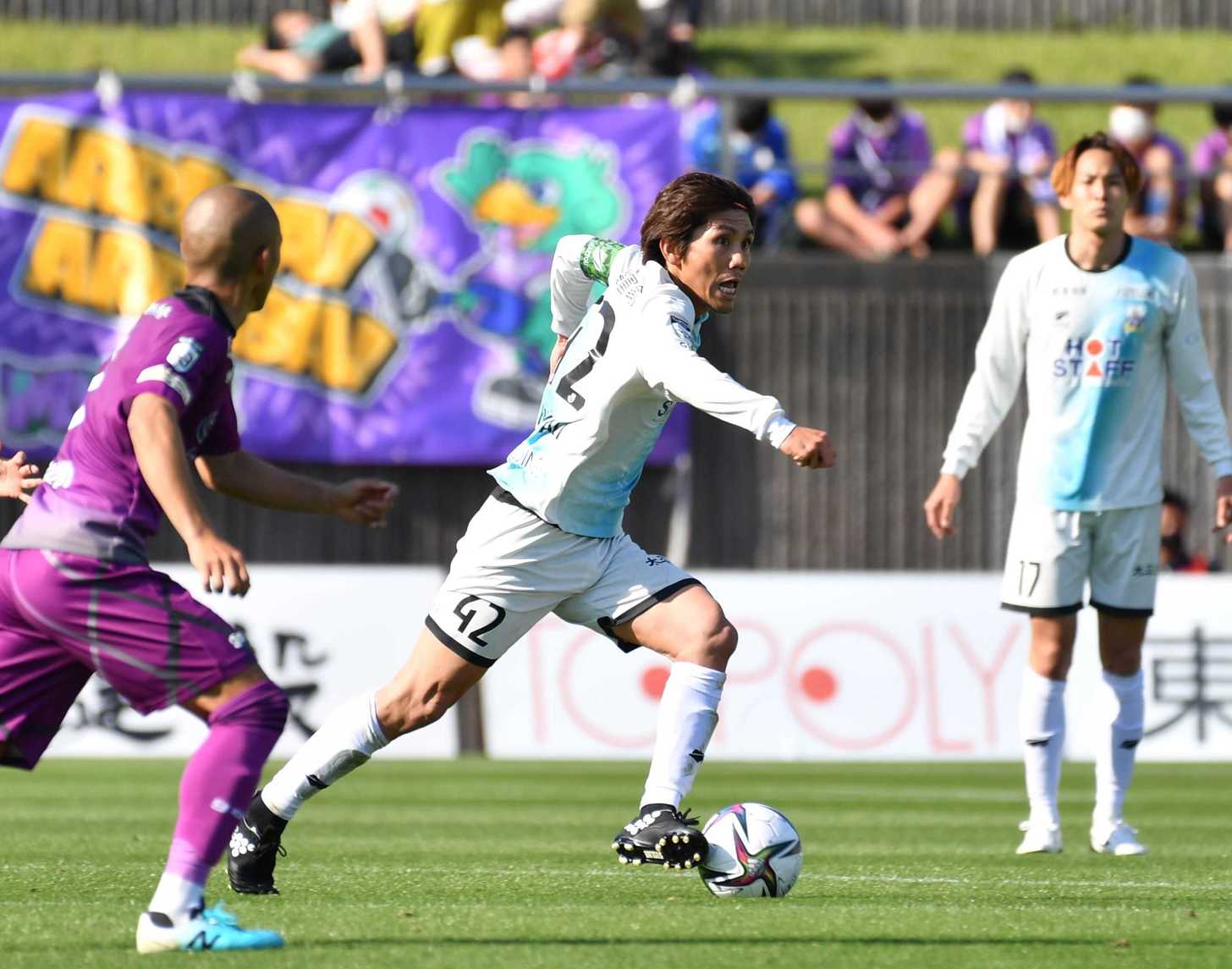 藤枝×ＦＣ岐阜＝後半、中盤でボールを運ぶＦＣ岐阜のＭＦ柏木＝藤枝総合運動公園サッカー場