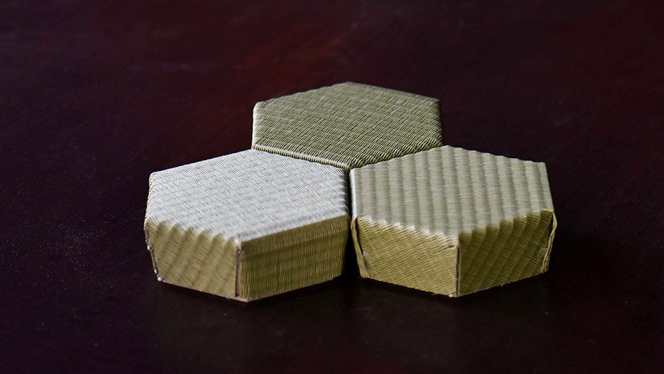 光の当たる向きによって色の濃淡が変わる畳。同じものを並べても３色に見える