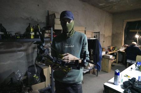 　ウクライナ・ワシリキウカ郊外の工場で、無人機を製造するエンジニア「ナンバーエイト」＝９月