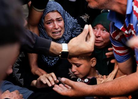 　イスラエル軍の空爆で死亡したパレスチナ人の葬儀に参列する弔問客ら＝２３日、ハンユニス（ロイター＝共同）