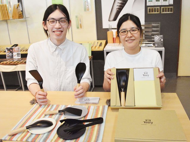 ホットプレート用に開発したトングや平皿＝関市池尻、サンクラフト