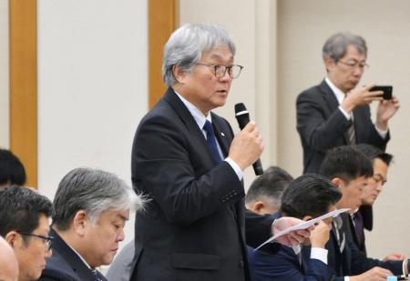 　原発立地自治体などの協議会会合で発言する佐賀県玄海町の脇山伸太郎町長＝１０日、東京都千代田区