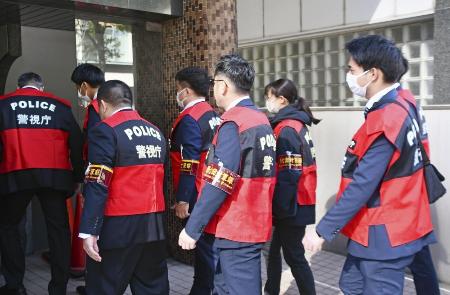 　指定暴力団稲川会本部事務所に家宅捜索に入る警視庁の捜査員ら＝２月、東京都港区
