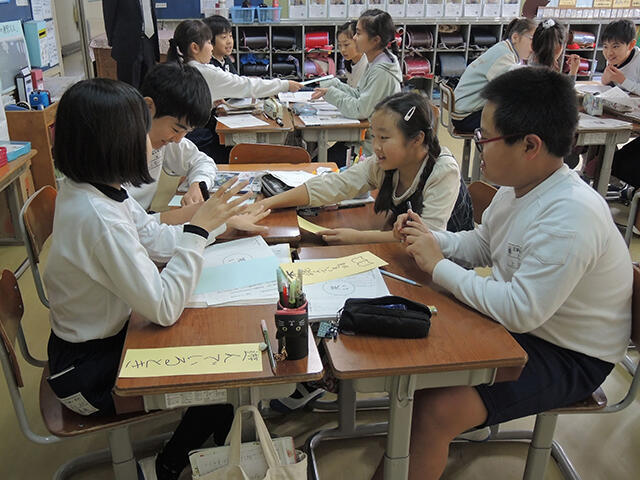 道徳の授業で、グループで意見を出し合い考えを深める５年生児童ら＝岐阜市加納西丸町、加納小学校