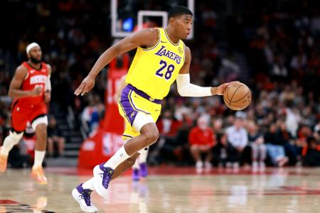 　ロケッツ戦でドリブルするレーカーズの八村＝ヒューストン（ゲッティ＝共同）