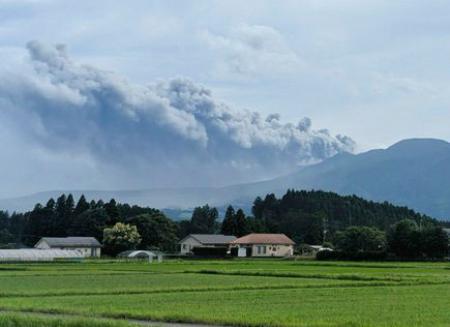 　宮崎、鹿児島県境にある霧島連山・新燃岳から上がる噴煙＝２２日午後、宮崎県小林市から撮影（和良組のＸから）