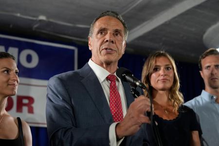　２４日、支持者を前に話すニューヨーク州のアンドリュー・クオモ前知事＝ニューヨーク（ＡＰ＝共同）
