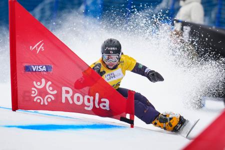 　女子パラレル大回転準々決勝　滑走する三木つばき＝ログラ（共同）