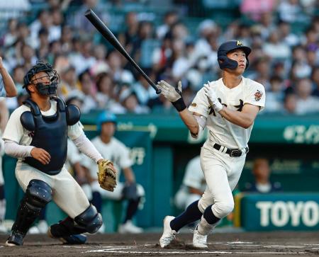 　東筑―神村学園　６回裏神村学園１死、田中が右越えに本塁打を放つ。捕手平山＝甲子園