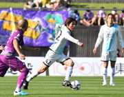 藤枝×ＦＣ岐阜＝後半、中盤でボールを運ぶＦＣ岐阜のＭＦ柏木＝藤枝総合運動公園サッカー場