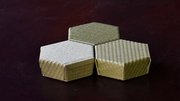 光の当たる向きによって色の濃淡が変わる畳。同じものを並べても３色に見える