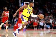 　ロケッツ戦でドリブルするレーカーズの八村＝ヒューストン（ゲッティ＝共同）