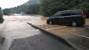 冠水した県道富加美濃線＝１６日午後、美濃市松森