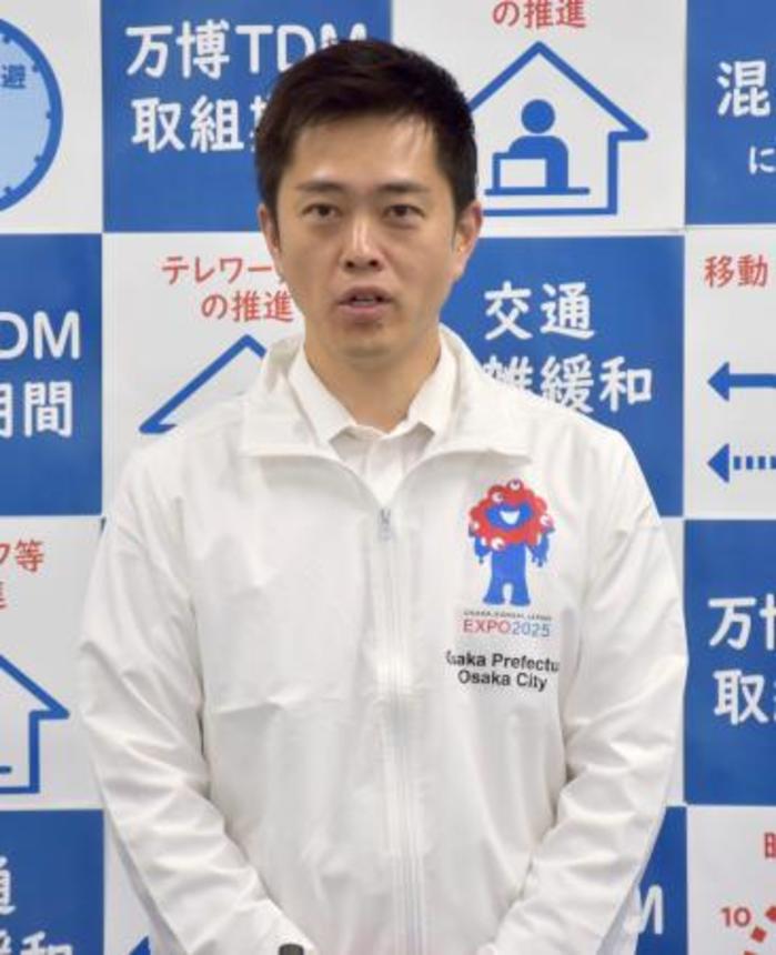 　大阪府庁で取材に応じる吉村洋文知事＝１１日正午ごろ
