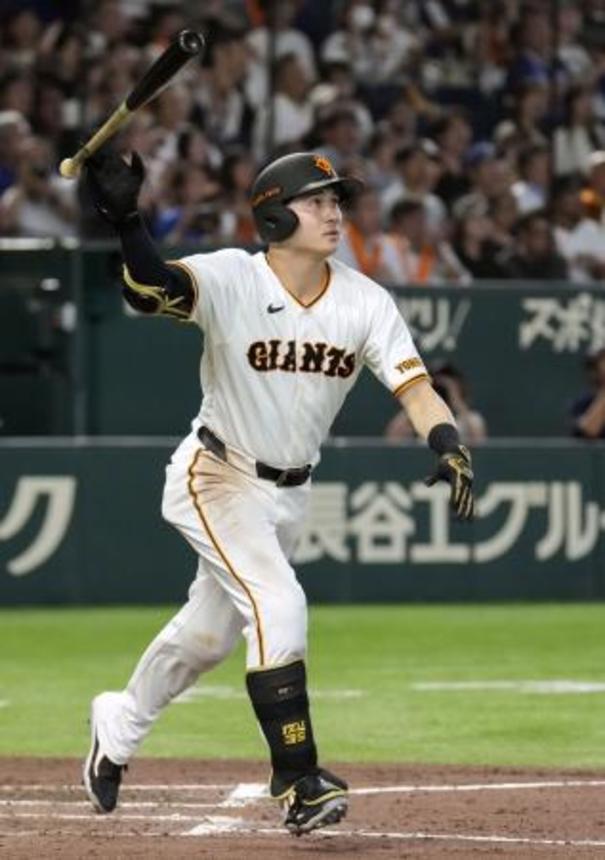 　９回巨人１死一塁、泉口が右越えにサヨナラ２ランを放つ＝東京ドーム