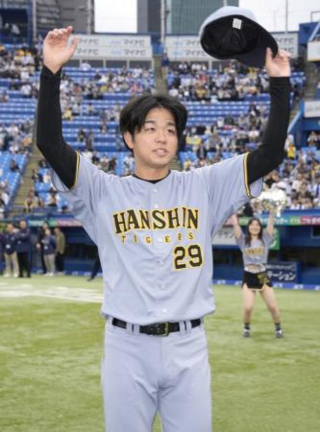 　ヒーローインタビューを終え、スタンドの歓声に応える阪神・高橋＝神宮