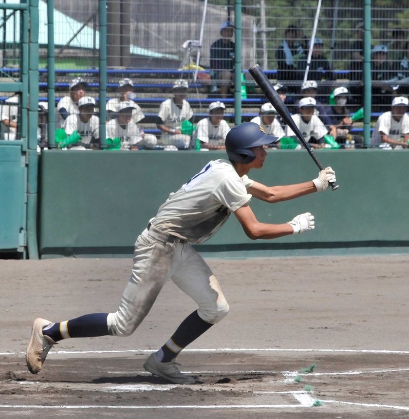 市岐阜商×長良＝６回裏市岐阜商１死二、三塁、平塚が決勝点となる勝ち越し中犠飛を放つ＝大野レインボー