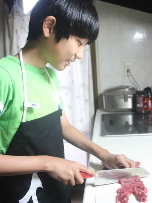 下ごしらえで牛肉を細かくカットするこうせい君
