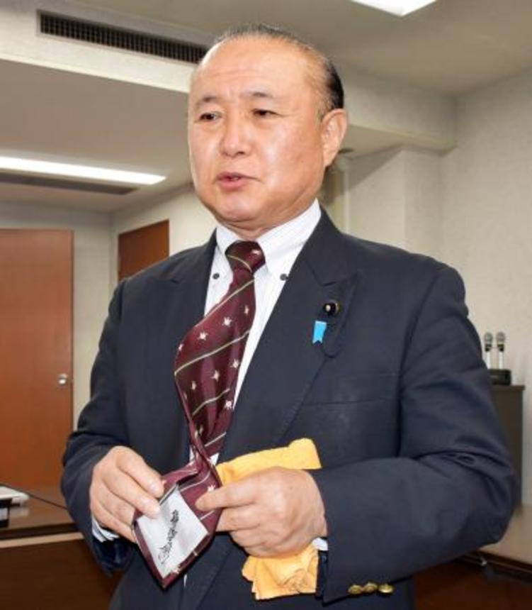 　長嶋茂雄さんのサインがプリントされたネクタイを着用し、取材に応じるプリティ長嶋さん＝３日午後、千葉市