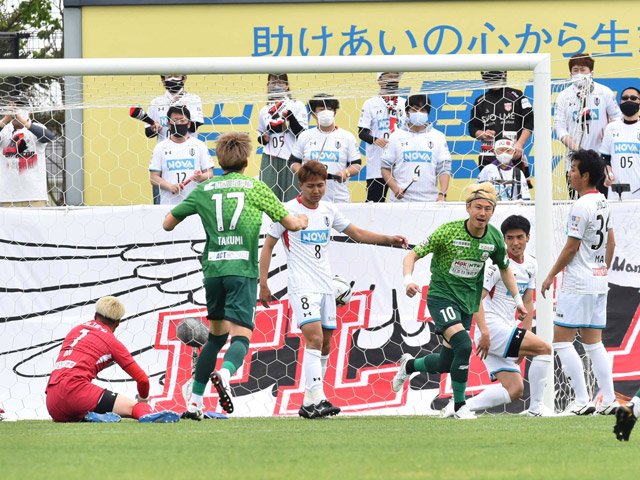 岩手×ＦＣ岐阜＝前半２分、先制ゴールを決める岐阜のＭＦ川西（１０）＝いわぎんスタジアム
