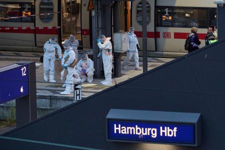 　２３日、ドイツ北部ハンブルクの中央駅で起きた襲撃事件を調べる捜査員ら（Ｇｅｏｒｇ　Ｗｅｎｄｔ／ｄｐａ提供、ＡＰ＝共同）