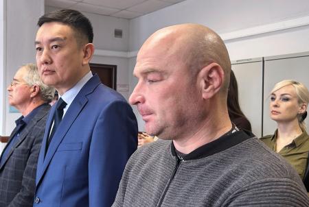 　ロシア極東ウランウデの裁判所で強制労働３年の判決を受けた男性（手前）＝１４日（タス＝共同）