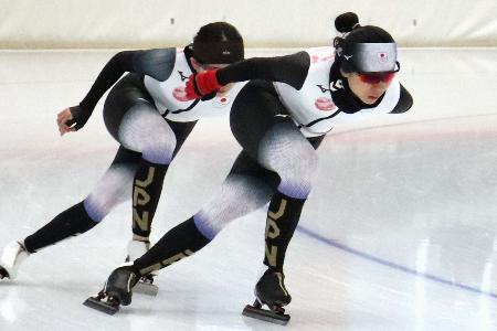 　合宿で力強い滑りを見せる高木美帆（右）＝ドイツ・インツェル（共同）