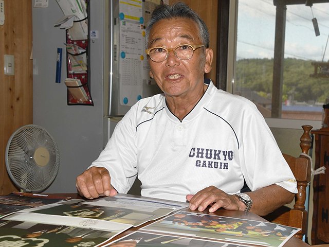 菊池涼介との思い出を笑顔で語る中京学院大の近藤正監督＝６日午後、瑞浪市西小田町